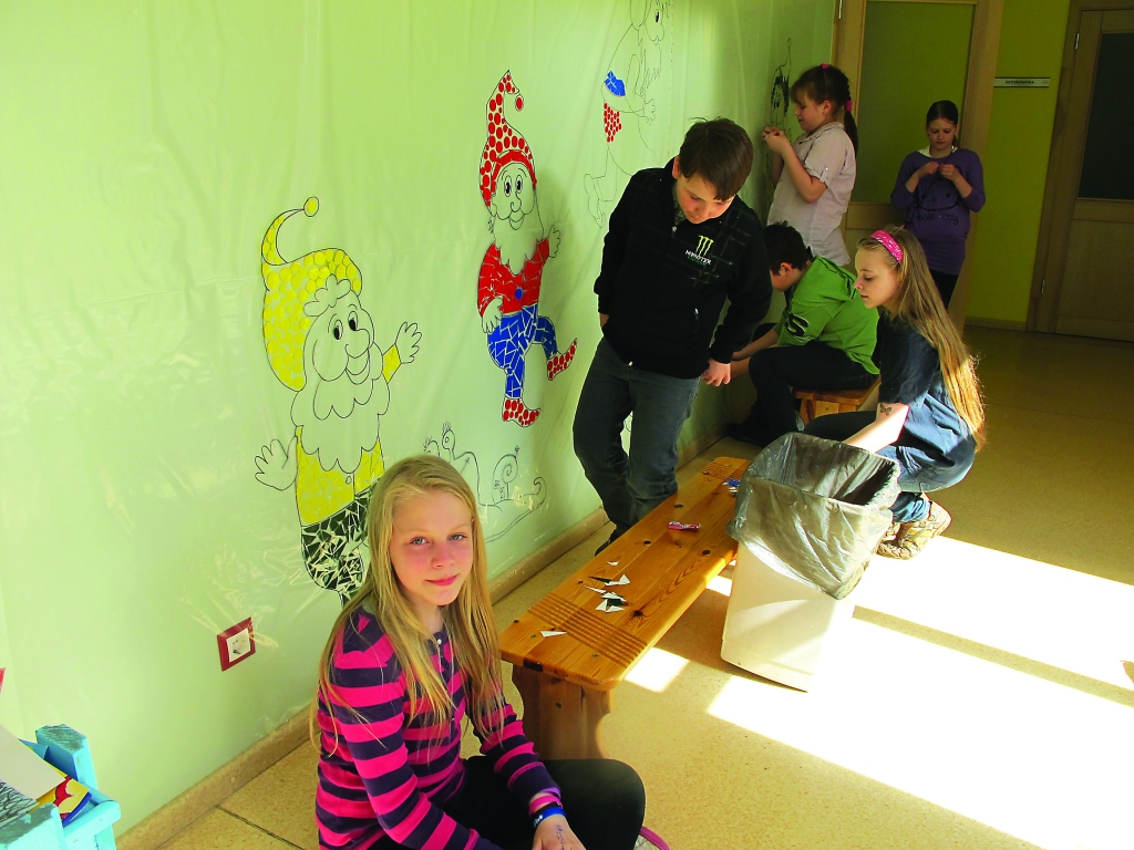 Valkas mākslas skolas 2. kursa audzēkņi veido panno no maziem līmplēves gabaliņiem.                                                                                  

Autors:  ALDIS DUBĻĀNS