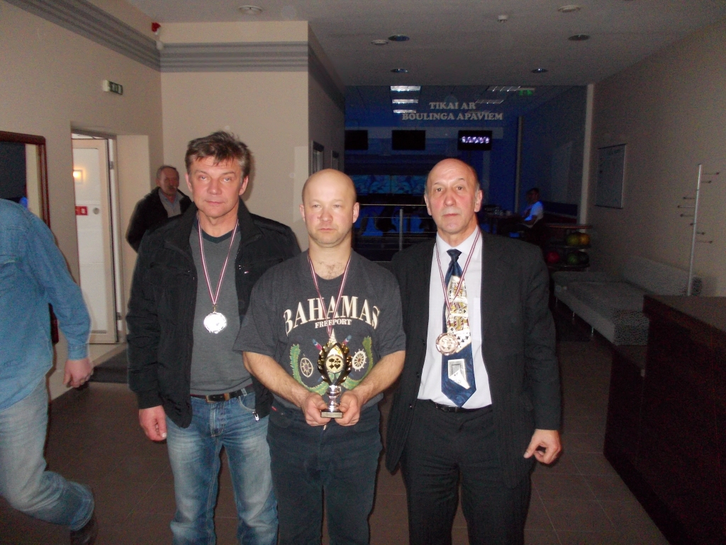  Smiltenes atklātajā čempionātā zolītē uzvarēja smiltenietis Gunārs Auders (no labās). Otrajā vietā - Atis Kripāns (vidū), trešajā - Andris Sarapu
Autors: NO PERSONĪGĀ ARHĪVA