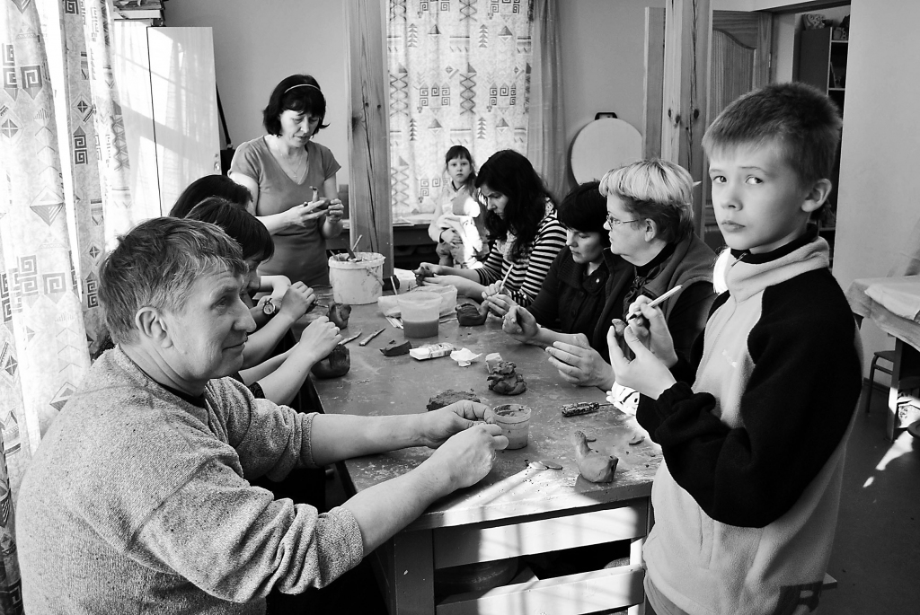 Smiltenes mākslas skola atsaucās radošās nedēļas “Radi” aktivitātēm un uz kopīgu darbošanos aicināja audzēkņu vecākus, kuri aizrautīgi veidoja svilpauniekus.                                                                                   

Autors:  SANTA SINKA