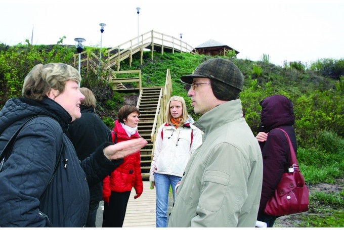 Vēsture: 2009. gads - Valkas un Valgas kultūras un sporta dzīves vadītāji precizē Pedeles atpūtas un dabas takas atklāšanas svētku norisi.
Autors: NO ARHĪVA