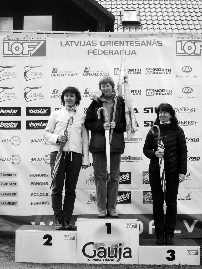 Pārliecinošas uzvaras abu dienu sacensībās “Aronas kausā” un kopvērtējumā OK “Azimuts” sportistei Vitai Cīrulei S-45 konkurencē. Viņa apsteidza savas konkurentes Ivetu Miķelsoni (pirmā no kreisās) un Intu Mihailovu (pirmā no labās).                                                                            

Autors:  MĀRIS STABIŅŠ