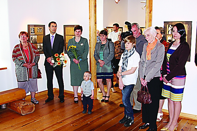 Fotogrāfa Jura Krieviņa darbu izstādē piedalījās arī viņa dzīvesbiedre Biruta, dēls Andris un mazbērni. 


Autors:  ALDIS DUBĻĀNS