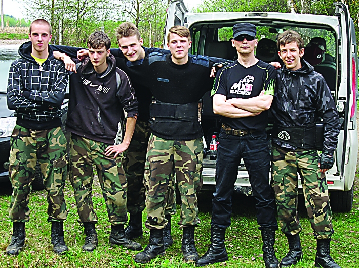 Dāvis Zirnis (no kreisās), Sandris Zutis, Aleksandrs Matvejevs, Reinis Šalders, Ritvars Leitens un Gunvaldis Leitens kļuva par 3. labāko komandu Latvijā un saņēma bronzas medaļas.                         
Autors:  NO JAUNSARDZES ARHĪVA