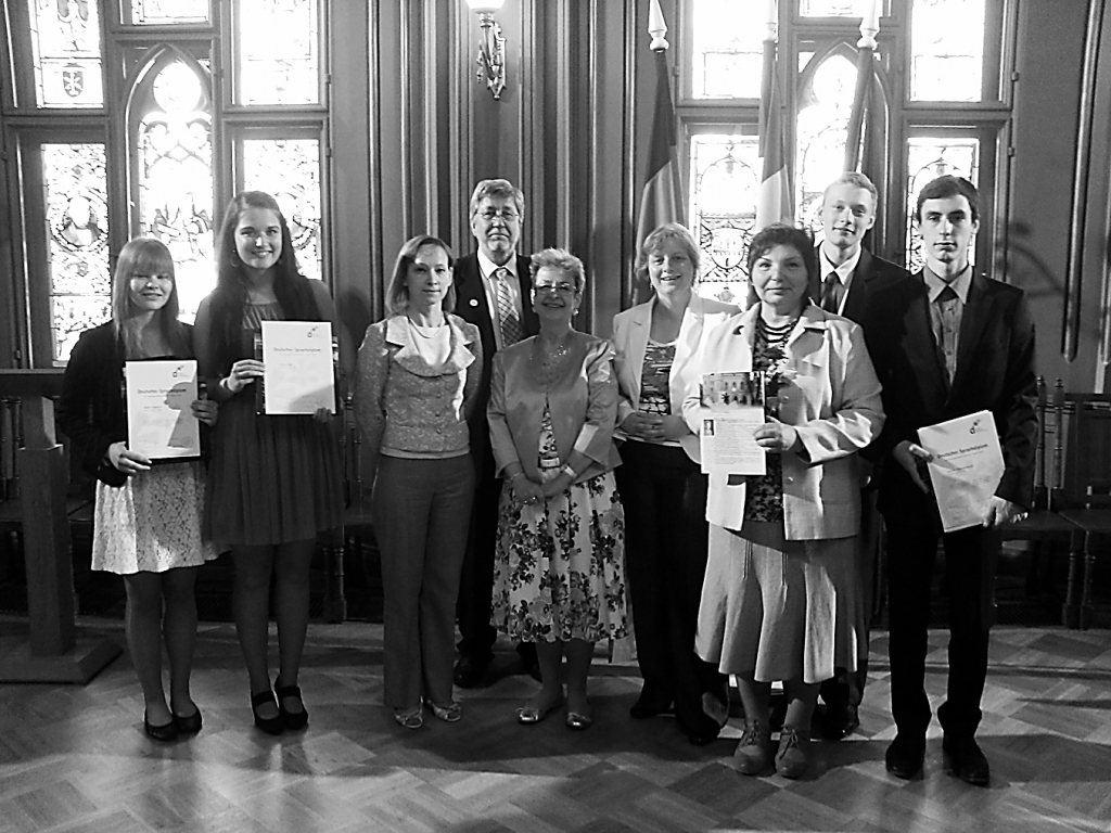 Četri Smiltenes ģimnāzijas 12. klases audzēkņi jau veiksmīgi nokārtojuši eksāmenu vācu valodā. DSD diplomu viņiem Rīgā pasniedza Vācijas vēstniece Latvijā Andrea Viktorīna (vidū).                                   
Autors:  NO PERSONĪGĀ ARHĪVA