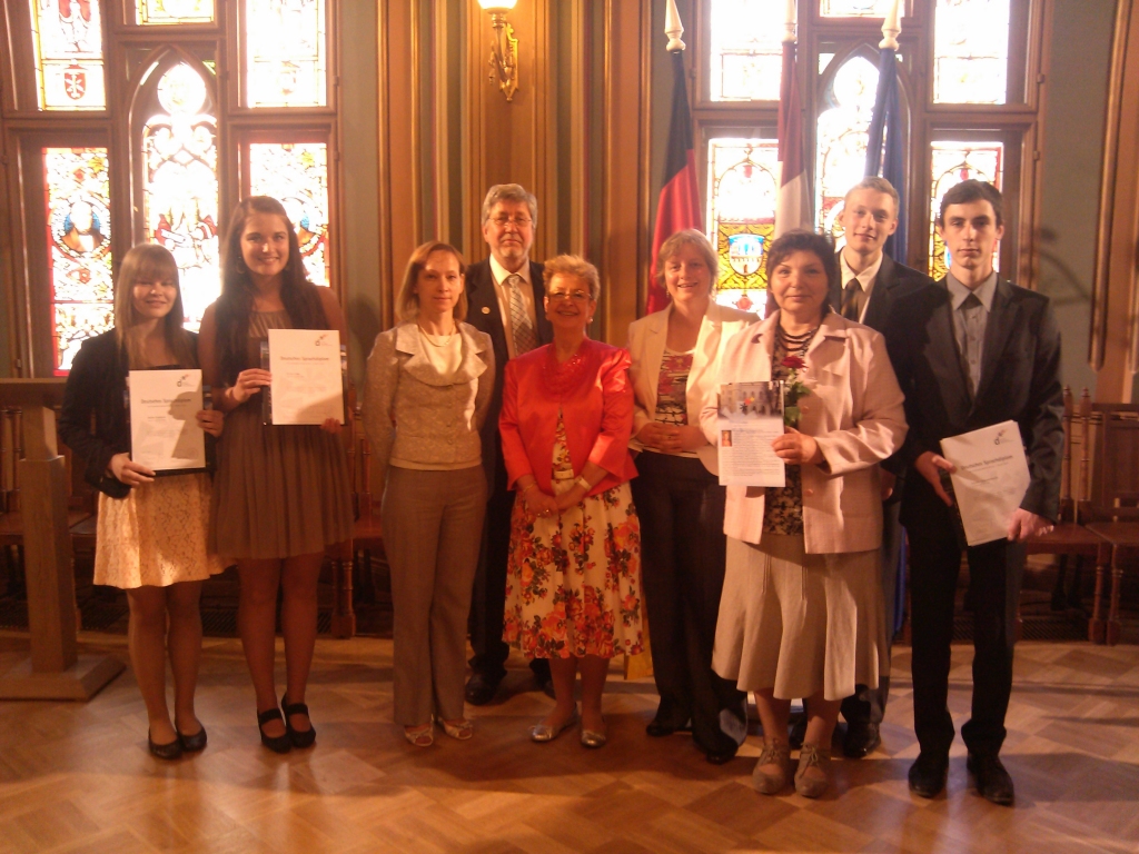  Četri Smiltenes ģimnāzijas 12. klases audzēkņi jau veiksmīgi nokārtojuši eksāmenu vācu valodā. DSD diplomu viņiem Rīgā pasniedza Vācijas vēstniece Latvijā Andrea Viktorīna (vidū).
Autors: PUBLICITĀTES