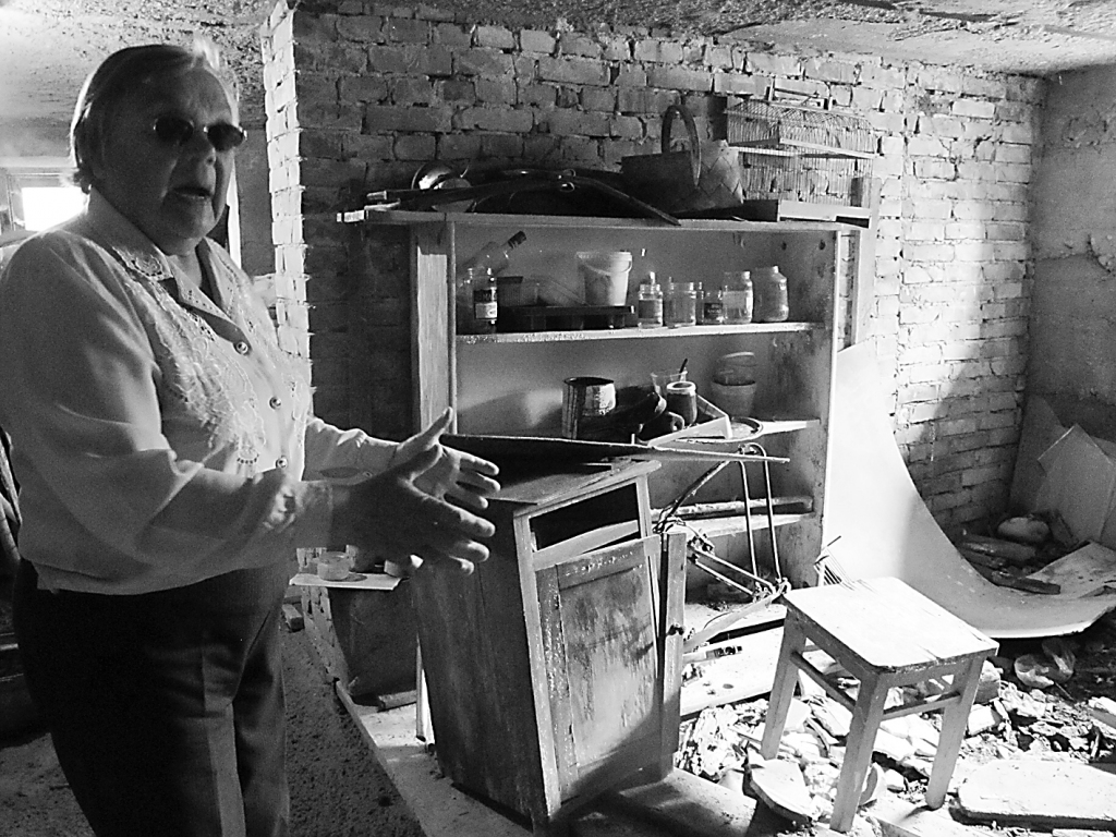 Puškina ielas 8. nama iedzīvotāja Renāte Pundure ir pamatoti satraukusies par mājas stāvokli. Šī postaža vērojama pagrabā, kurā ir ieliekušies griesti un birst apmetums.                                                                        
Autors:   INGA KARPOVA