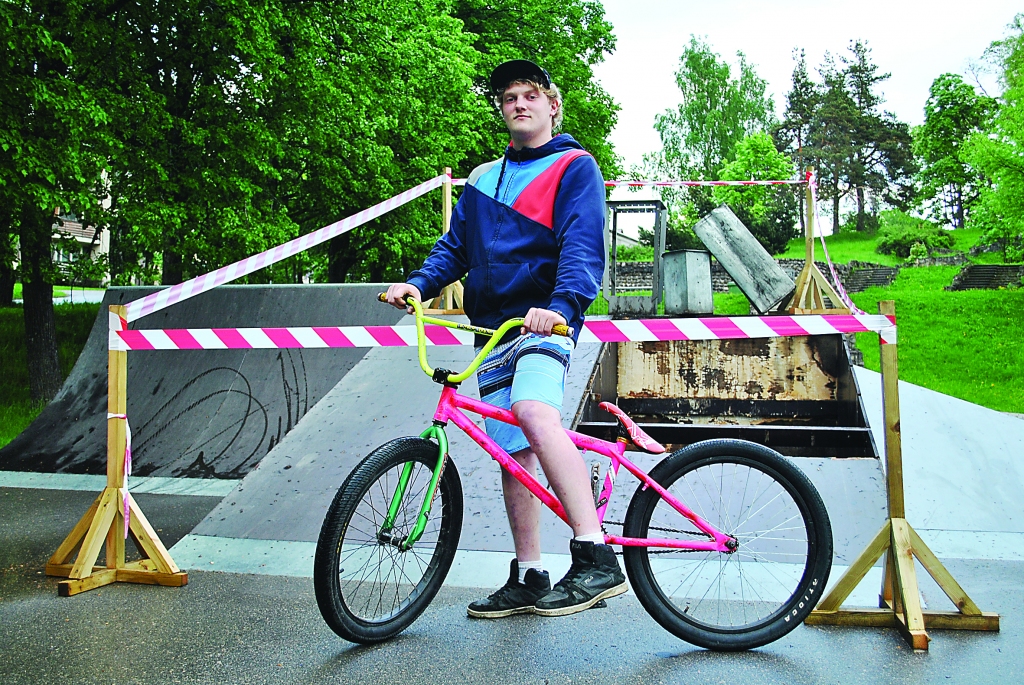 Smiltenietis Jānis Ķūrēns ir viens no tiem, kurš skeitparku brīvos brīžos izmanto kopš laika, kad to pilsētā izveidoja. Šobrīd konstrukcijas ir neapmierinošā un pat sliktā stāvoklī, par to jaunietis informēja pašvaldību, lūdzot tās atjaunot.                                                                                        

Autors: SANTA SINKA