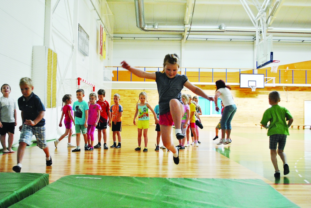 Smiltenes bērnudārza „Pīlādzītis” Lācēnu grupiņas audzēkņi ar aizrautību iepazīst pilsētas sporta halli. 


Autors:  SANTA SINKA