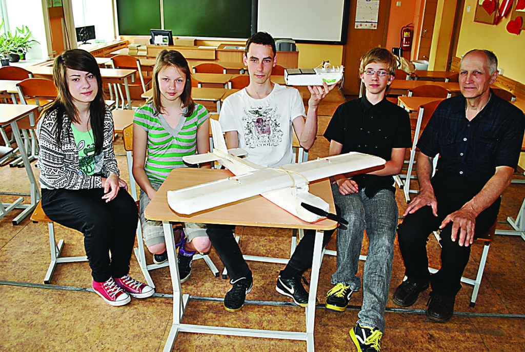 Smiltenes ģimnāzijas komanda “Uhupors” Linda Āboliņa (no kreisās), Ausma Cīrulniece, Arvīds Gammeršmidts, Matīss Zīvers) konstruējuši ātrāko saules laivu konkursā “Saules kauss 2013”, par ko prieks viņu fizikas skolotājam Andrejam Miķim.                                                                                                                                            

Autors:  SANDRA PĒTERSONE
