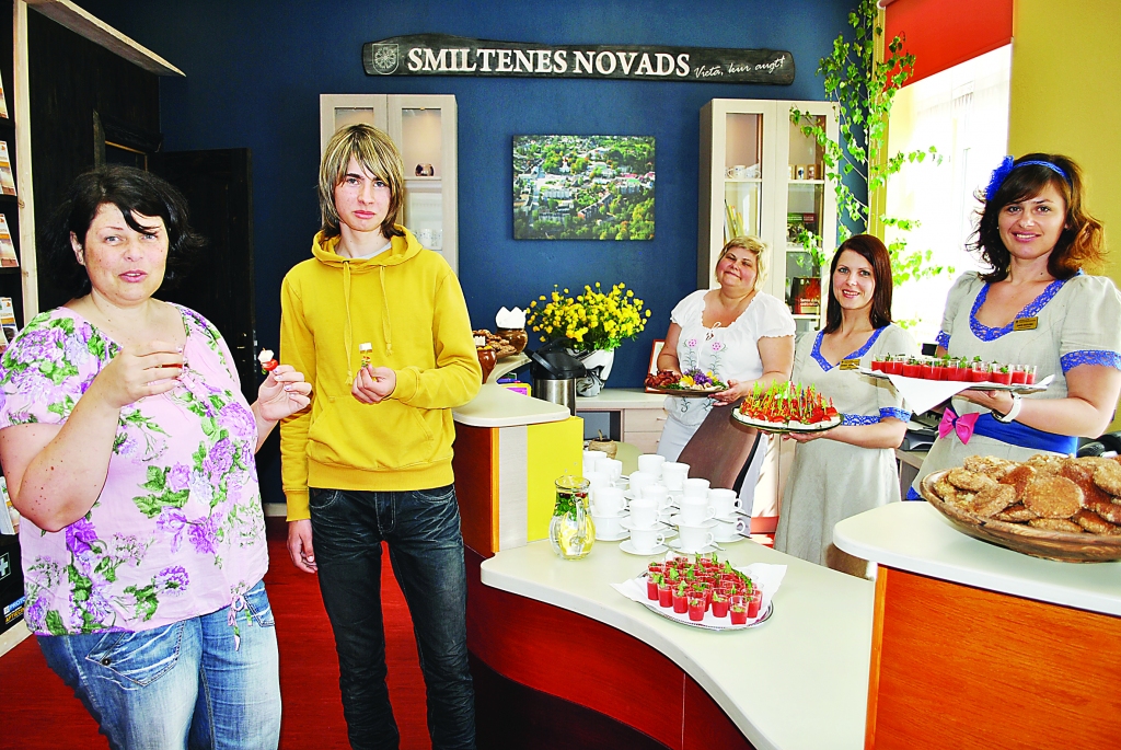 Smiltenes novada tūrisma informācijas centra vadītāja Sanda Veismane (otrā no labās) un tūrisma speciāliste Dace Ozoliņa (no labās) ceturtdien sagaidīja pirmos apmeklētājus Iritu Teperi un Mārtiņu Mārci Leimani un cienāja viņus ar “Donu” saimnieces Ilzes Briedes (trešā no labās) sarūpētajiem gardumiem.                                                                                                                                                                                                                                       

Autors:  SANDRA PĒTERSONE