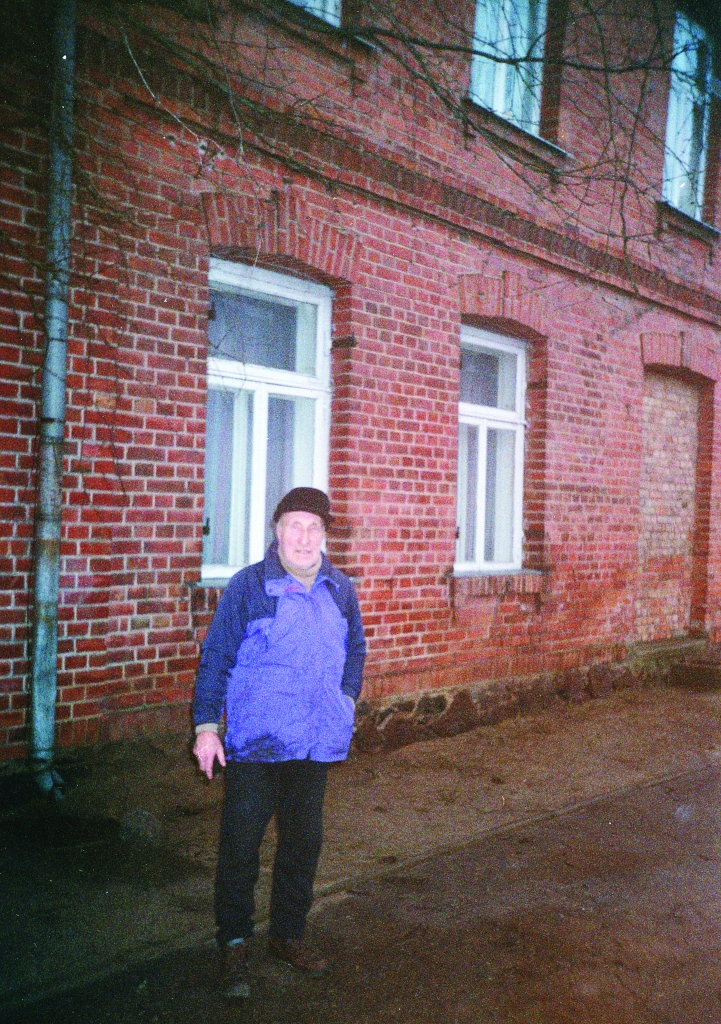 Ojārs Ozoliņš pie savas bijušās mājas Valkā, Rīgas ielā 38a, 2005. gadā.                        

Autors:  NO MUZEJA ARHĪVA