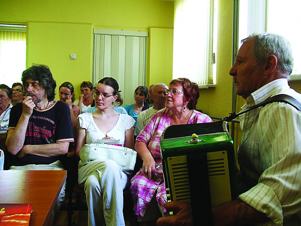 Valkas literātus sveica arī ciemata ansambļa “Romaški”  dalībnieki.                                                                                                                                    
Autors:  NO ARHĪVA