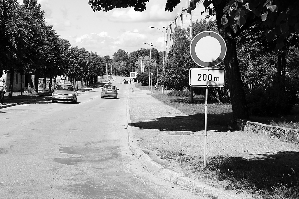 Neizprotot, kādēļ uzlikta lieguma zīme, vairāki autovadītāji turpina braukt tāpat kā iepriekš.                                                                              

Autors:  AIVARS ZILBERS