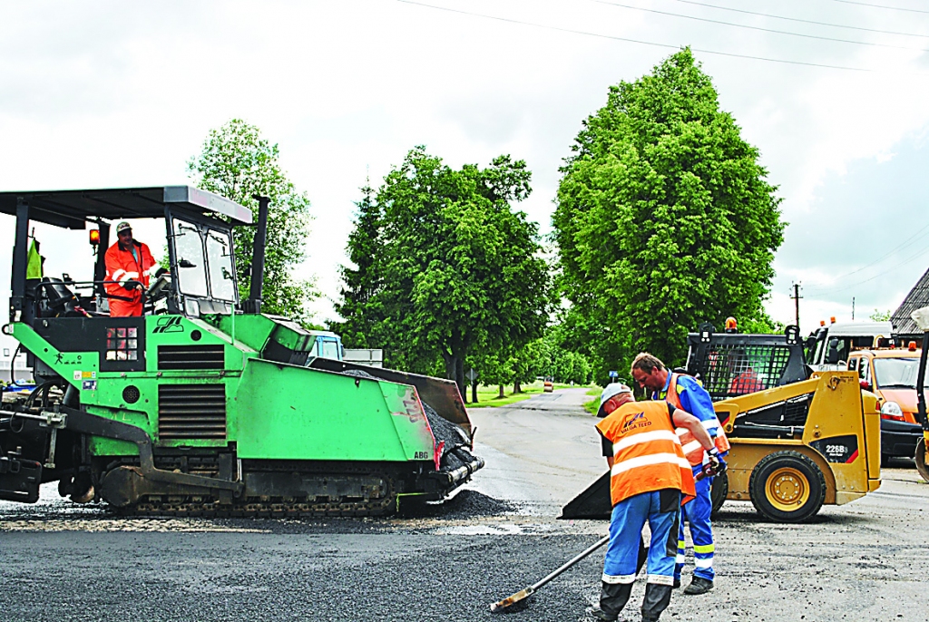 Valsts nozīmes autoceļa Smiltene - Strenči  atsevišķus posmus šonedēļ sāka labot Igaunijas ceļinieki.  Jaunklidzī viņi arī atjaunoja segumu nobrauktuvei uz ceļu Vadži - Trikāta.                                                        

Autors:  SANDRA PĒTERSONE