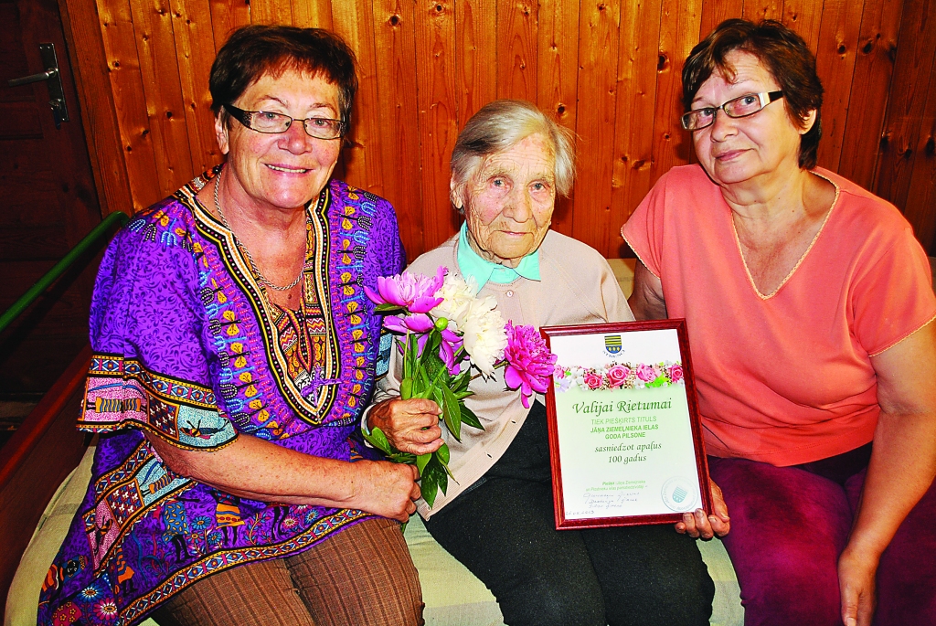 Savā 100. dzimšanas dienā Valija Rietuma ir atzīta par Jāņa Ziemeļnieka ielas Goda pilsoni Strenčos. Apbalvojumu viņai pasniedza kaimiņi, arī Velga Graumane (no kreisās), par ko prieks arī ilgmūžnieces meitai Solvitai Smilgai.                                                                                                    
Autors:  SANDRA PĒTERSONE
