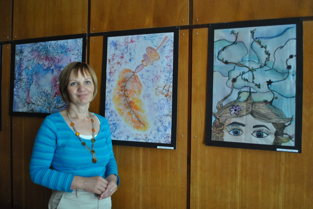  SIA “Sarkanā Kursta Smiltenes slimnīca” sociālās aprūpes nodaļas sociālā darbiniece Mudīte Tauriņa priecājas, ka arī šovasar vestibilā izveidota Smiltenes mākslas skolas audzēkņu tekstila darbu izstāde, kas radīs jaunas noskaņas. 