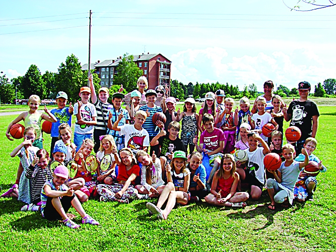 Smiltenes Trīs pakalnu sākumskolā jau 15. gadu bērni apmeklē vasaras skolu “Sveiks un vesels”. Kopā ar bērniem ir vasaras skoliņas vadītāja Vija Sokolova un sporta skolotāja Evita Rudzīte.                                                                                                                                                                                      

Autors:  SANTA SINKA