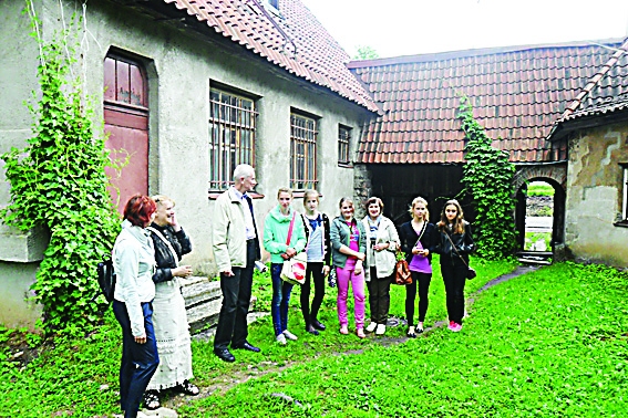 Valkas mākslas skolas bērni kopā ar krievu pedagogiem visnotaļ Krievijai netipiskā vidē Gatčinā.                                                                 

Autors:  AIVARS IKŠELIS