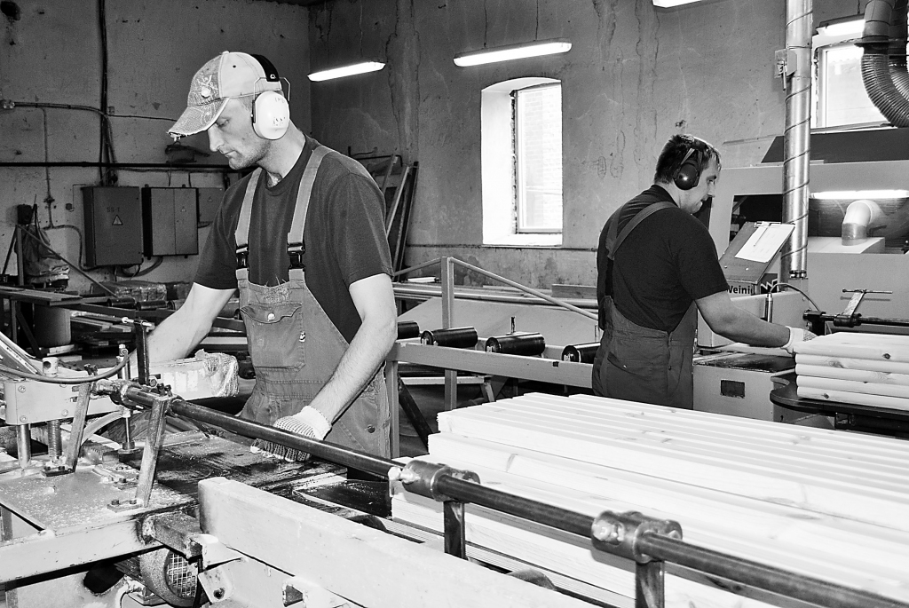 Uzņēmumā “Smiltenes koks” strādā vidēji 58 darbinieki. Galvenā produkcija ir no priedes ražotas atvilktņu detaļas mēbelēm.                                                                                                                                                   

Autors:  SANDRA PĒTERSONE