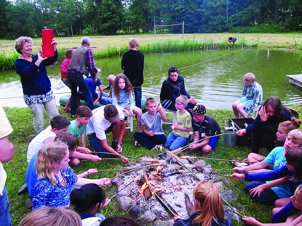 Palsmanes pamatskola saviem ciemiņiem no Nīderlandes, Groningenas  pilsētas skolas, piedāvāja atpūsties kopīgā piknikā Palsmanes “Bišulejās”, sporta spēlēs un ekskursijās.                                                      

Autors:   NO PERSONĪGĀ ARHĪVA