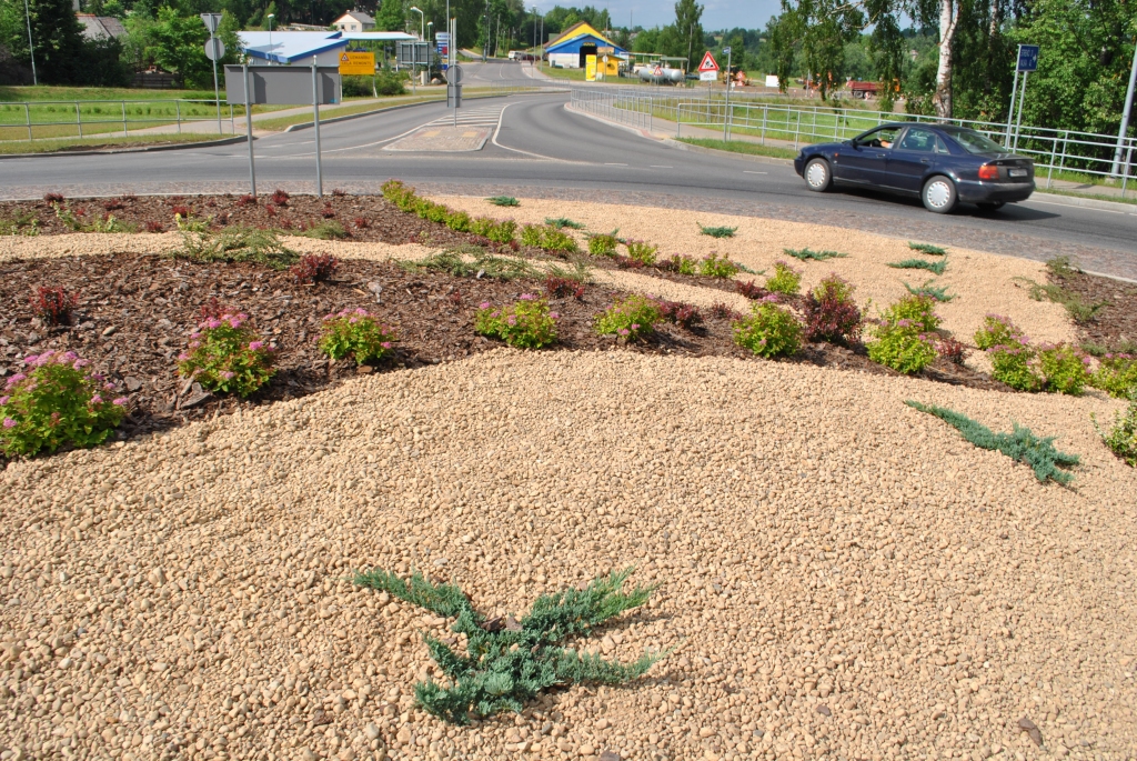 Šodien: Uzberot oļus, sākta apstādījumu labiekārtošana.