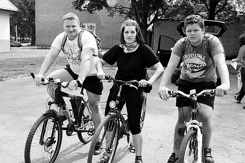 Uzvarētāji kājāmgājēju un velosipēdistu grupā Andrejs Demidočkins (no kreisās), Aksana Markoviča un Dins Demidočkins uzskata, ka galvenais ir piedalīties tur, kur var aktīvi atpūsties.                                   

Autors:  AIVARS ZILBERS