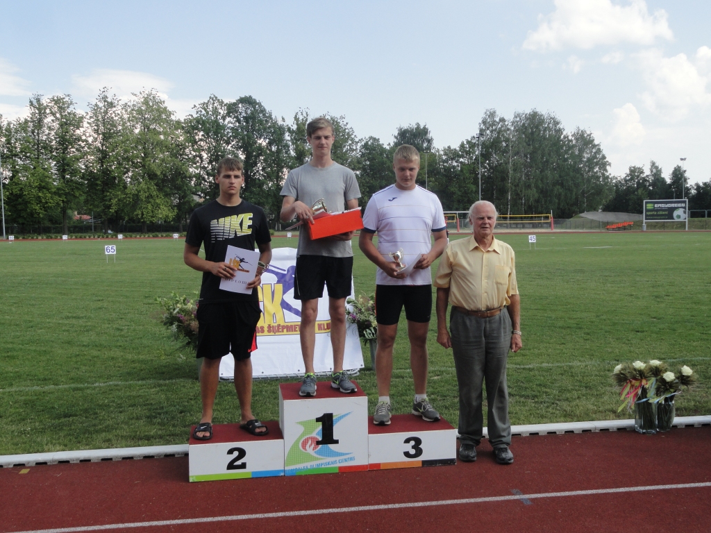 Jauniešu konkurencē Jāņa Lūša kausa izcīņā šķēpa mešanā uzvarēja smiltenietis Jāzeps Groza. Otrajā vietā - Valkas novada sporta skolas audzēknis Artūrs Meirēns, trešajā - Dagnis Roziņš no Jelgavas novada. 


Autors:   NO PERSONĪGĀ ARHĪVA