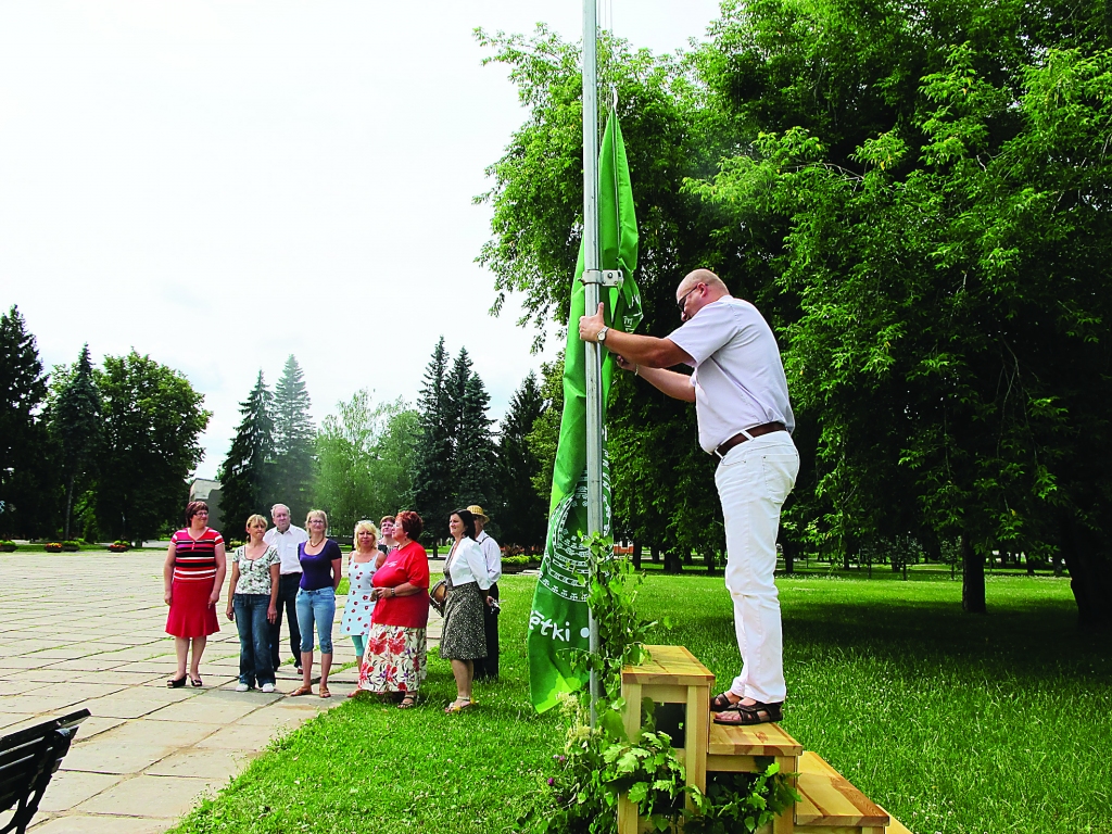 Dziesmu svētku karogu, skanot folkloras kopas “Nāburgi” dziesmām, Valkā paceļ domes priekšsēdētājs Vents Armands Krauklis.                                                                                                                                                

Autors:  ALDIS DUBĻĀNS