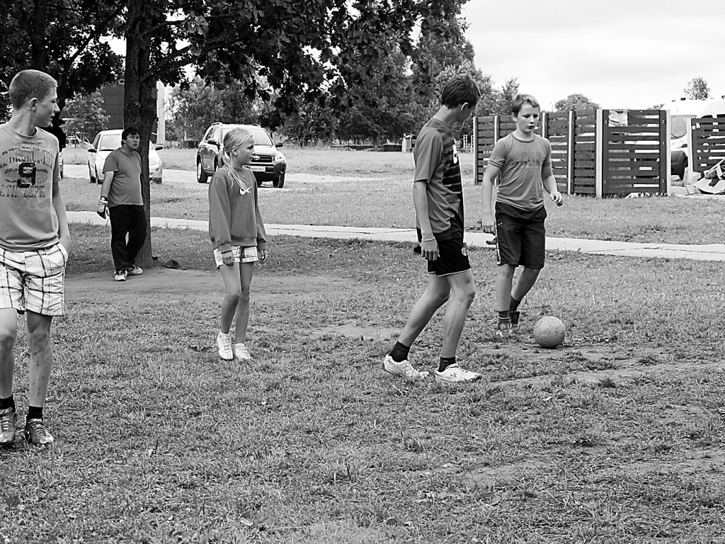 Ausekļa ielas mikrorajona bērni ir noorganizējuši draudzības spēles futbolā starp pagalmu komandām.                                                                 
Autors:  ALDIS DUBĻĀNS