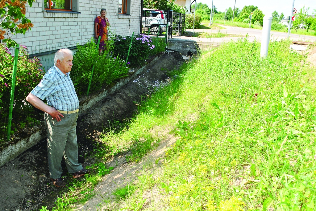 Smiltenietis Maigonis Butka aicina ceļiniekus darbus objektā pabeigt līdz kapusvētkiem, jo grāvja pašreizējais izskats Smiltenei godu nedara.                                                                                                                  

Autors:  SANDRA PĒTERSONE