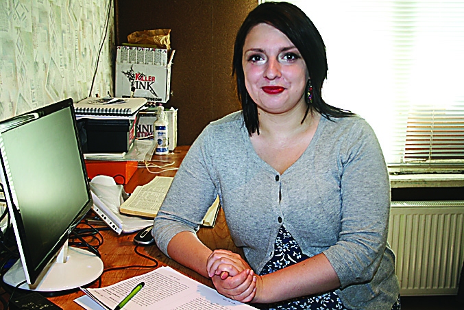 Tulkotāja Zane Brūvere-Kvēpa rediģē māsas Indras no lietuviešu valodas tulkoto tekstu seriālam “Viņas melo labāk”, bet līdztekus tam latvisko arī Azerbaidžānas rakstnieces Pervīnas stāstus.                                      

Autors:  AIVARS ZILBERS