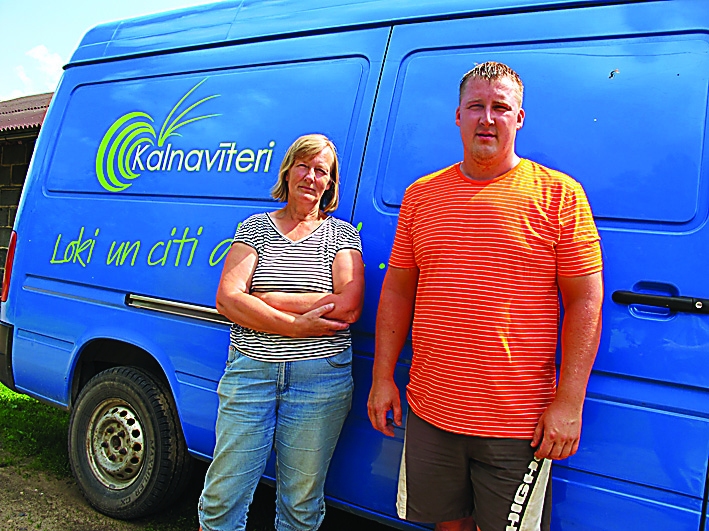 Vineta Skujiņa un dēls Gatis ar “Kalnavīteru” busiņu itin bieži redzami arī Smiltenē.                        

Autors:  ALDIS DUBĻĀNS