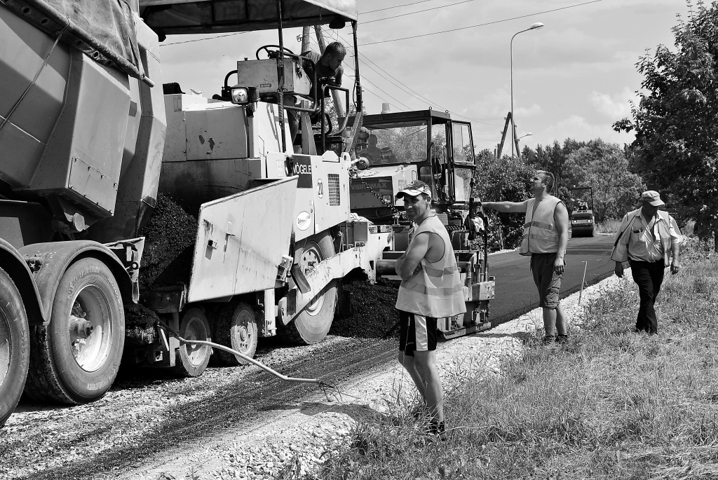 Uzņēmuma “Ceļinieks 2010” darbinieki Grundzālē Smilšu ielas rekonstrukcijas darbus plāno pabeigt ātrāk nekā plānots. Pagājušās nedēļas beigās tika uzlikta pirmā asfaltbetona kārta.                                                                                                                                                                                                
Autors:   SANTA SINKA