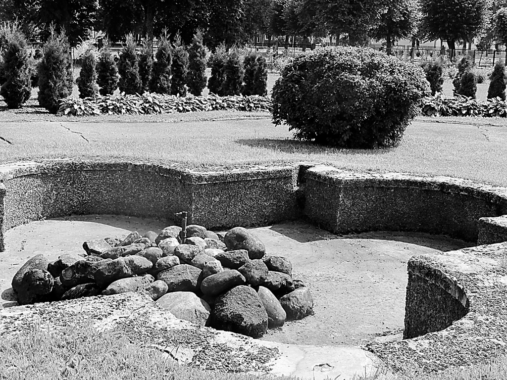 Pērn sakārtota ģimnāzijas dārza centrālā daļa, tagad pienākusi kārta ūdens strūklakai.                                                                          
Autors:   ALDIS DUBĻĀNS