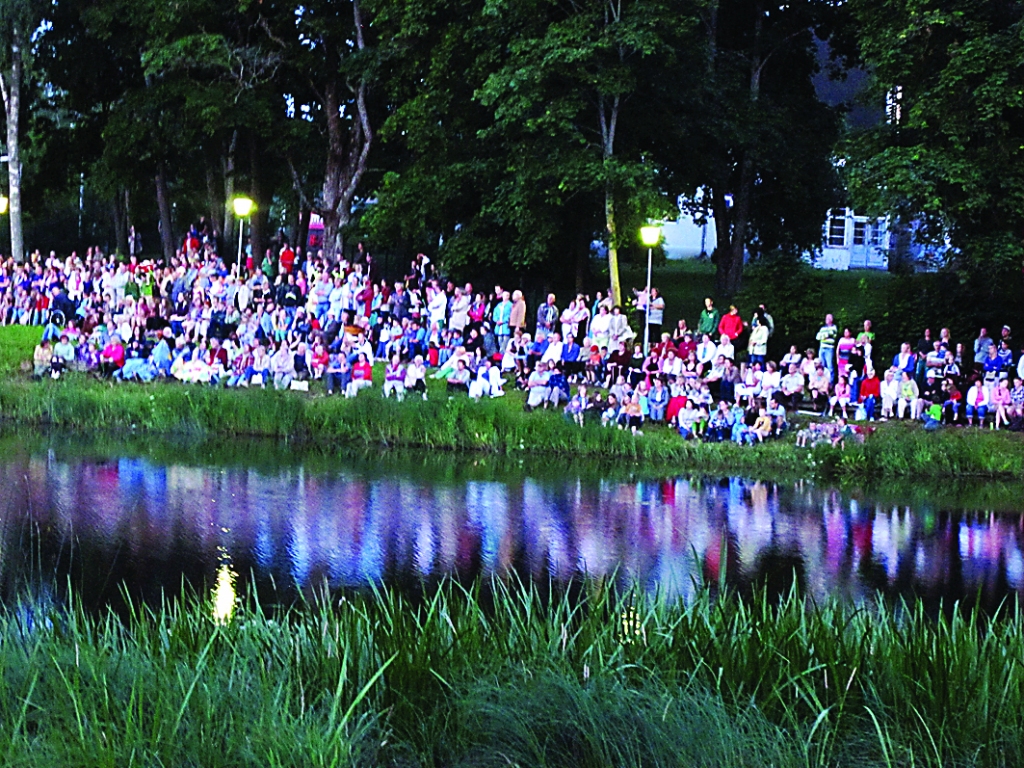 Festivāla atklāšanas ceremonijā lielākais gods tika Putraskalnam, ko novērtēja skatītāji otrpus Pedelei.                                                            

Autors:  ALDIS DUBĻĀNS