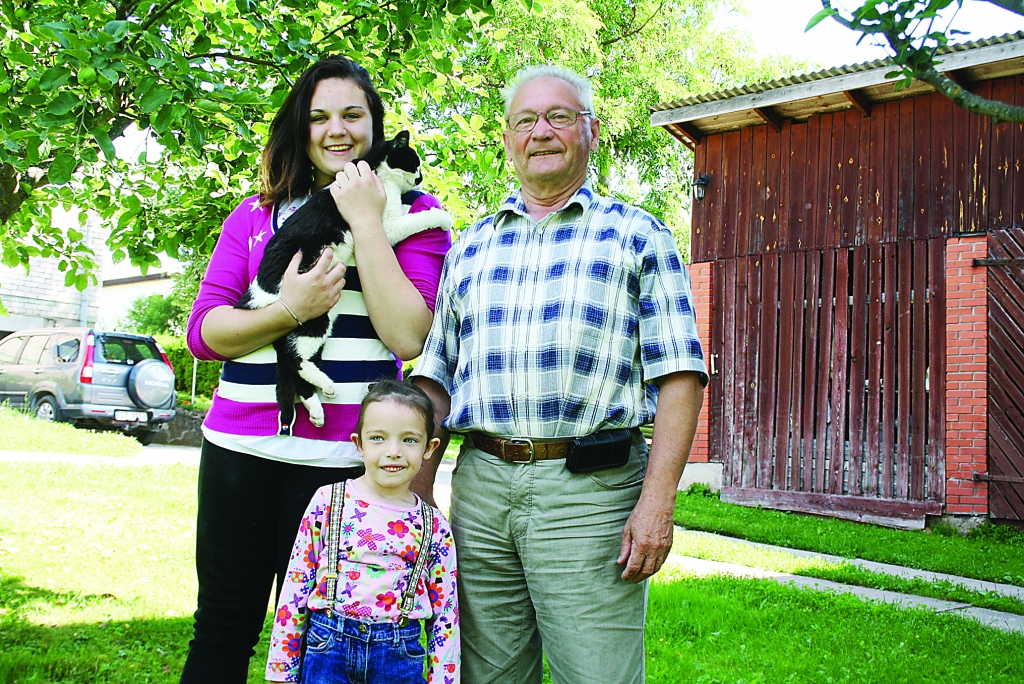 Bijušais Valkas novada domes priekšsēdētājs Kārlis Albergs nolēmis atpūsties un ikdienā būt vairāk kopā ar mazmeitām Amandu (priekšplānā) un Baibu.                                                                                                      
Autors:  AIVARS ZILBERS