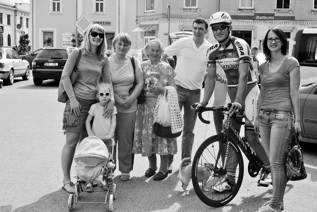 e ģimene un radi šosejas riteņbraucēju Gati Smukuli atbalsta vēl Smiltenē pirms starta Latvijas čempionātā, bet tagad viņi jūt līdzi Gatim neklātienē. Pārstāvot komandu “Katusha”, smiltenietis startē prestižajā velobraucienā “Tour de France”. Attēlā -  Gatis ar savējiem: māsu Maiju (no kreisās) un viņas meitiņu, mammu Rudīti, vecmāmiņu Dzintru, Maijas vīru Intaru un māsu Lauru.                                                                                                          
Autors:  SANDRA PĒTERSONE