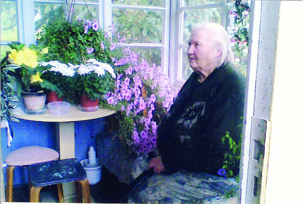 Pensionētā skolotāja Ārija Tīmane uzskata, ka vecumdienās viņā mundrumu uztur sarunas ar puķēm. 
                                                                                                                                                                                         
Autors: NO ARHĪVA