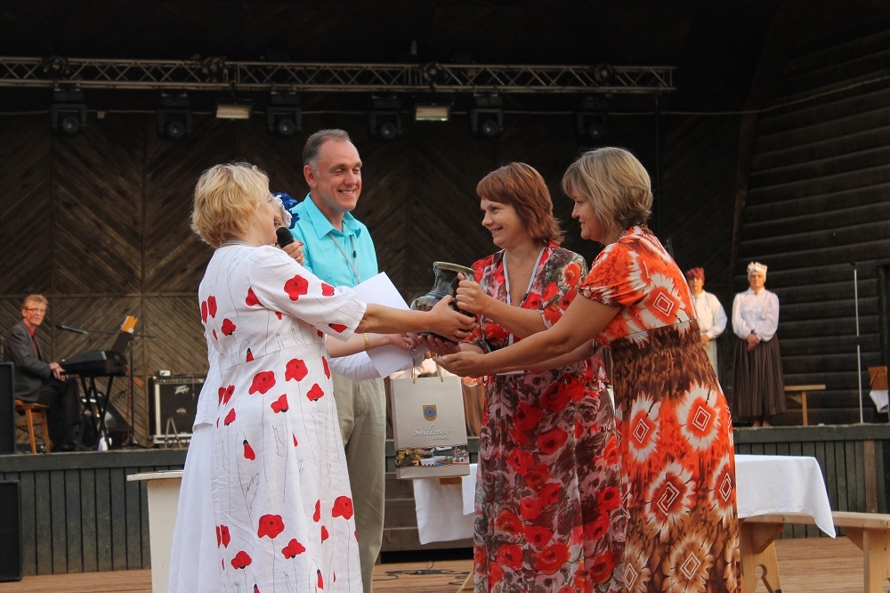 Smiltenes novada svētku rīkošana katru gadu, simboliski nododot ceļojošo māla krūzi, tiek uzticēta citam pagastam, šogad Grundzālei.
Autors: MARITA MŪZE