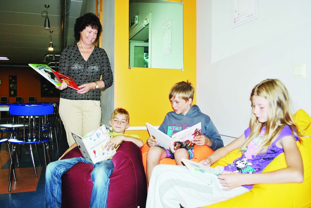 Smiltenes novada bibliotēkas Bērnu literatūras nodaļa ir viena no bibliotēkām, kas ik gadu iesaistās lasītveicināšanas programmā.                                                                                                                                                  
Autors:  SANTA SINKA