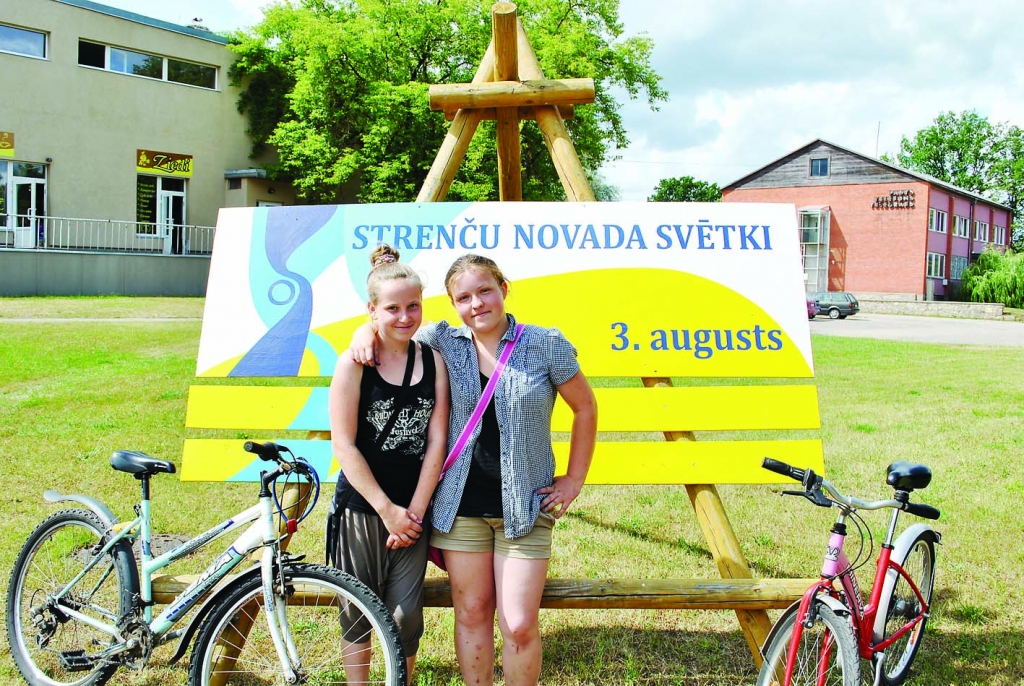 Uz Strenču novada svētkiem dosies arī strencēniete Dana Akmentiņa ( no kreisās) un  rīdziniece Laura Ulpe, kura šeit dzīvo vasarās. “Parasti no rīta izstaigājam tirdziņu, aizejam uz mājām paēst pusdienas un tad ejam uz vakara koncertu estrādē,” stāsta meitenes.                   

Autors: SANDRA PĒTERSONE