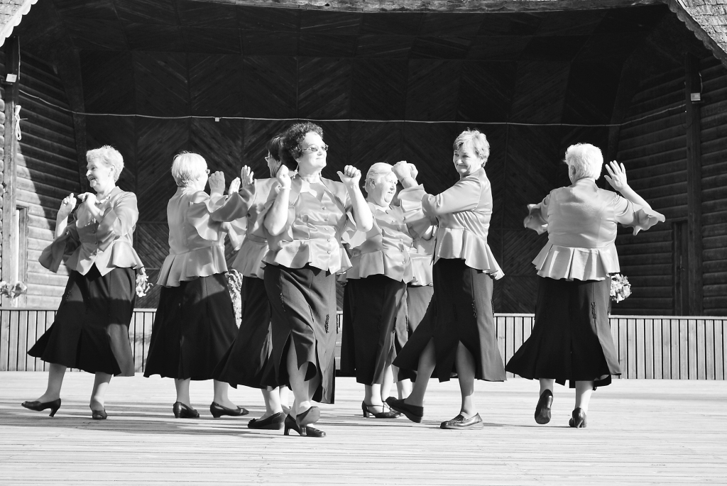 Senioru deju kopu festivālā “Liliju plaukumā” Blomē nevarēja nesajust pozitīvo enerģiju, kas nāca no dejotājām. Uz skatuves smaidīgās Vijciema “Vijolītes”.                                                                                                      

Autors: SANTA SINKA