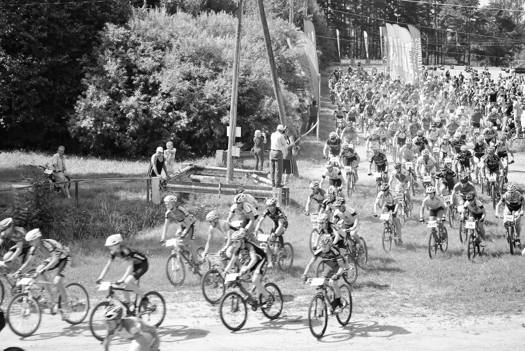 Svētdien Smiltenē  pirmais starts tika dots 54 kilometrus garajai Vivus.lv maratona distancei, kurā devās vairāk nekā 160 sportistu.                                                                                                                                       
Autors: SANDRA PĒTERSONE