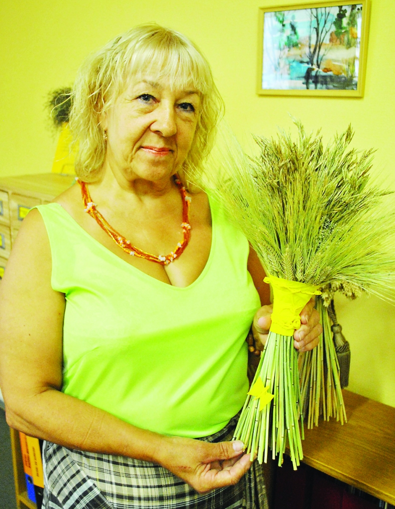 Floriste Smaida Maskina ļauj uz smilgām paraudzīties no cita skatu punkta.       
Autors: SANTA SINKA