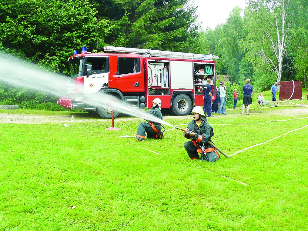 Smiltenes posteņa ugunsdzēsēju komanda uzvarēja sacensību galvenajā disciplīnā, kurā bija jāizvēršas kaujai no motorsūkņa, vienlaikus pārvarot šķēršļus. Pārbaudījumā bija arī kāds atraktīvāks  elements - puzles likšana.                                                                                                             
Autors: FOTO: NO PERSONĪGĀ ARHĪVA