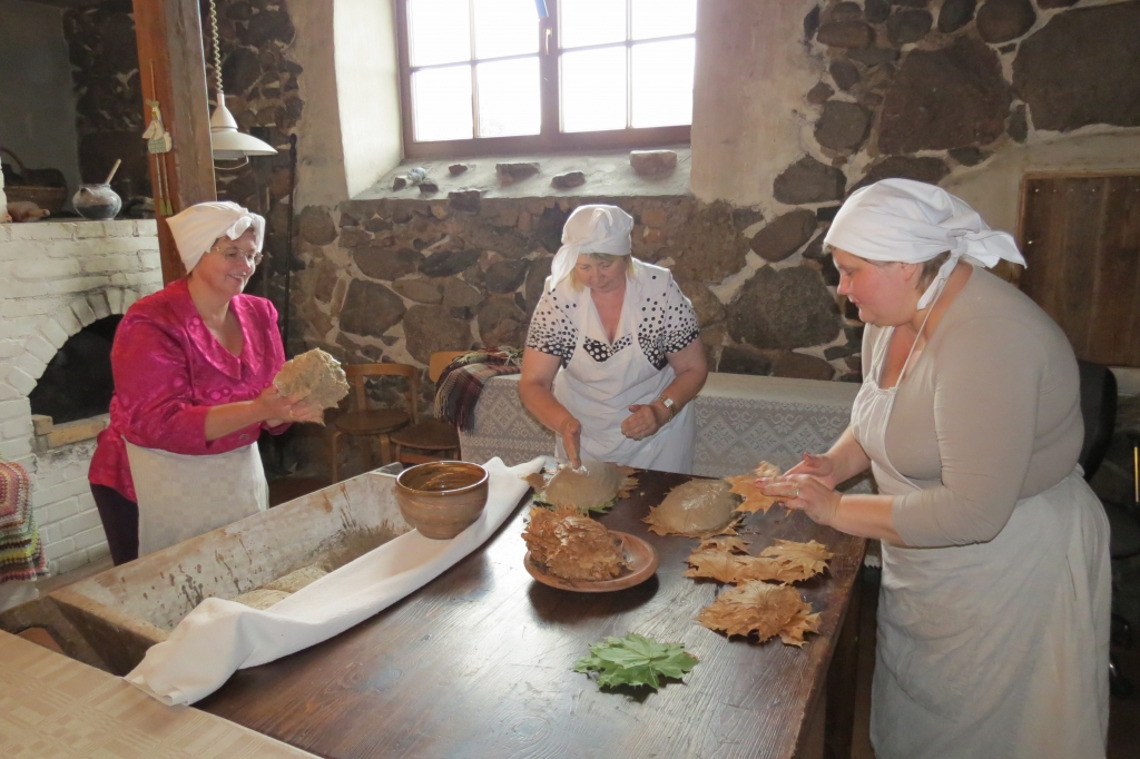 Vanda Davidanova (no kreisās) pasākumā uzaicinājusi piedalīties arī blomēnieti Ilzi Briedi (no labās).
Autors: no personīgā arhīva