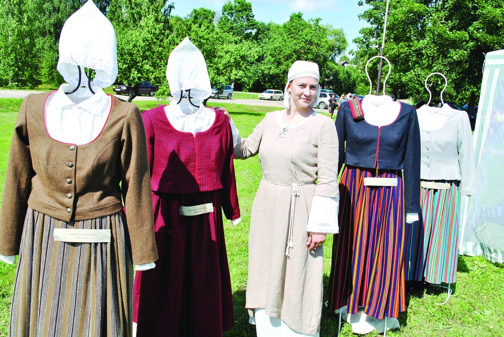 Launkalnieši ķērušies pie projekta, kā rezultātā taps 16 tautas tērpi, katrs pavisam citādāks, stāsta projekta vadītāja Liene Strazdiņa.                                                                                                                                 
Autors: SANDRA PĒTERSONE