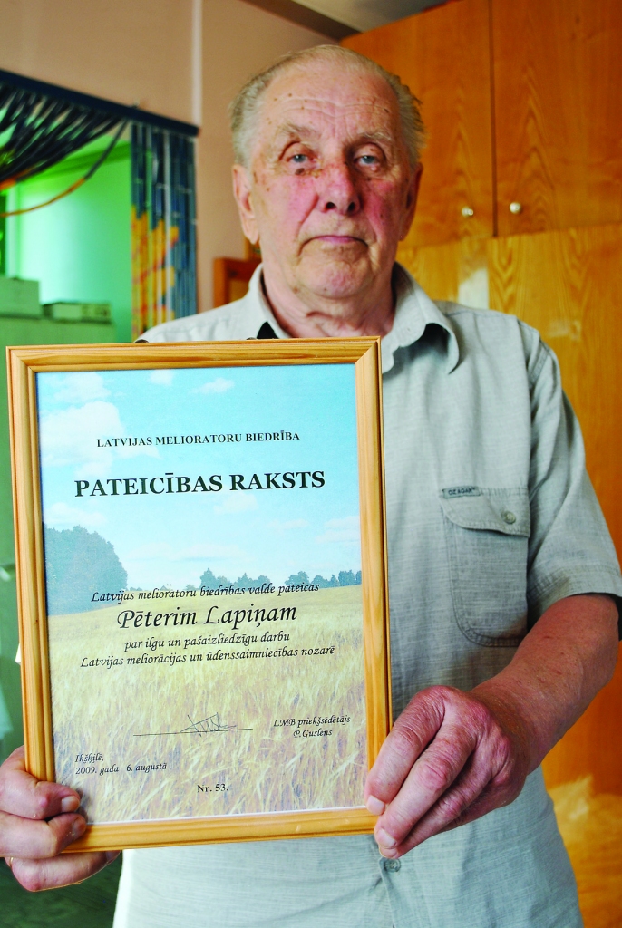 Pētera Lapiņa darba spars un mīlestība pret darāmo novērtēta ar Latvijas melioratoru biedrības Pateicības rakstu.                                   
Autors:  SANTA SINKA