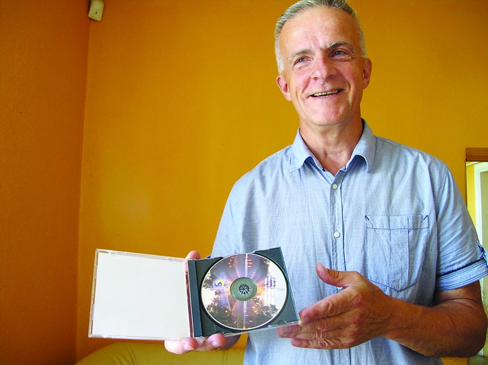 Valdis Rogainis kopā ar domubiedru grupu ir izdevis CD ar muzikālu veltījumu Valmierai.                                                                             
Autors: ALDIS DUBĻĀNS
