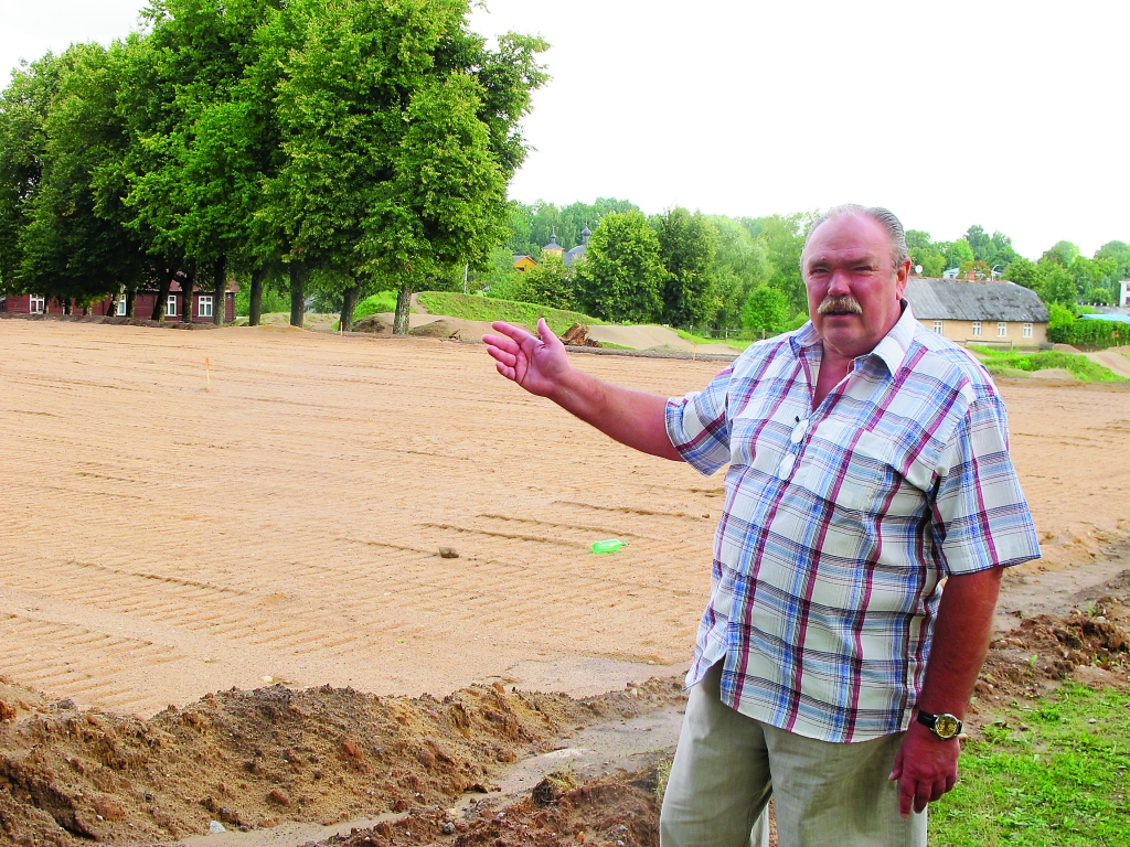 Volejbola kluba “VK Valka” valdes priekšsēdētājs Kārlis Raudiņš gandarīts par savas ieceres – pludmales volejbola stadiona būvi – īstenošanos. 


Autors:  ALDIS DUBĻĀNS